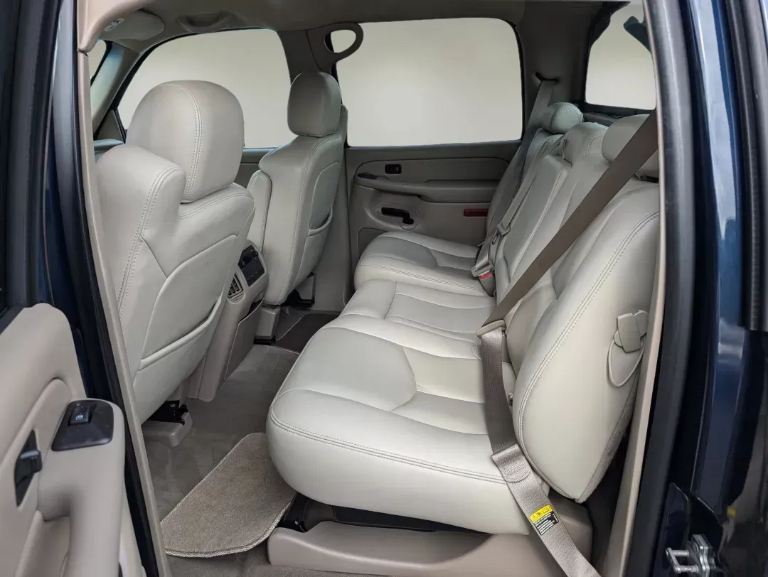 2006 /Tan/Neutral Chevrolet Avalanche LS (3GNEC12Z36G) with an Other engine, located at 7000 Northlake Connector, Columbus, GA, 31904, (706) 987-8085, 32.524975, -84.978134 - **Explore the Open Road with the 2006 Chevrolet Avalanche LS - Perfect for Adventure Lovers in Columbus!**<br /> <br /> Are you ready to embrace your next outdoor adventure or need a reliable vehicle for daily commutes? Look no further than our stunning 2006 Chevrolet Avalanche LS, now available at - Photo#10