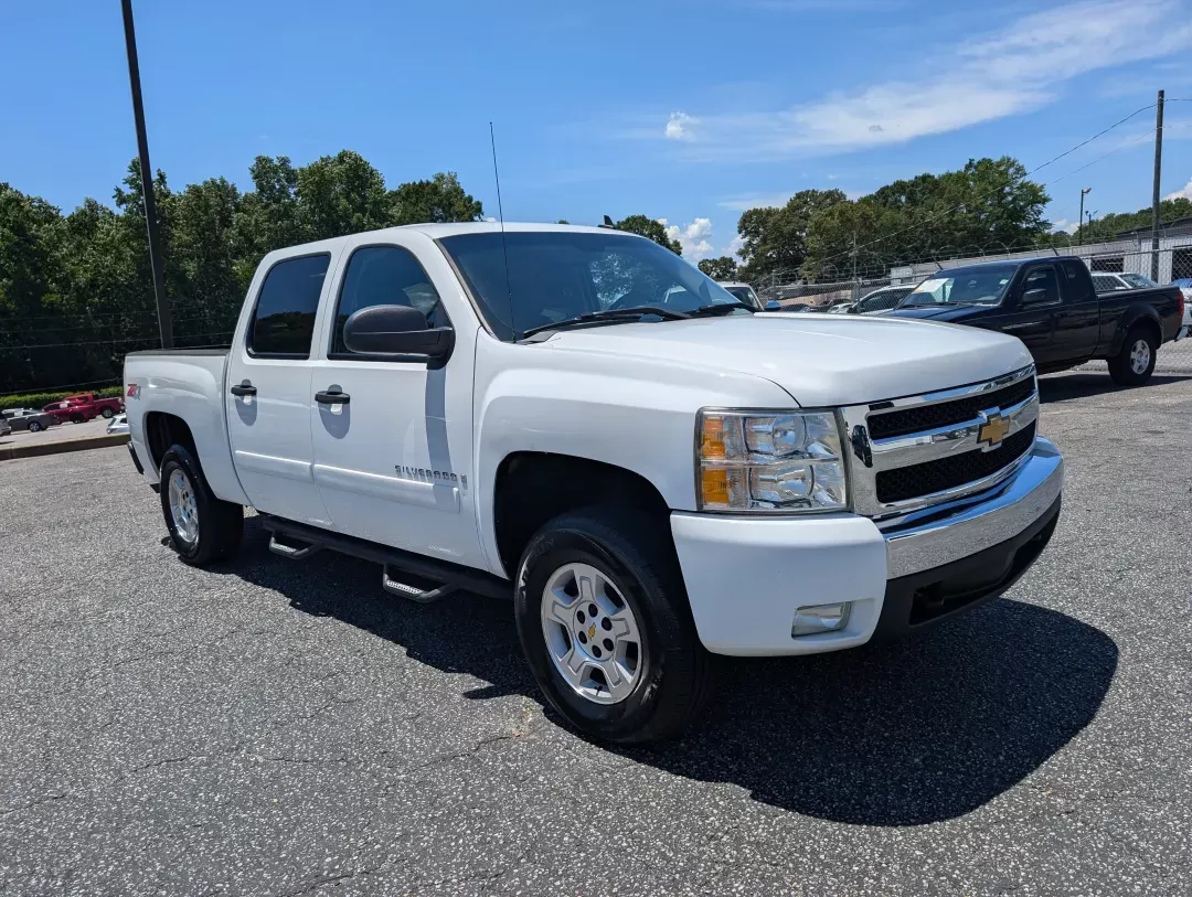 2008 /Ebony Chevrolet Silverado 1500 LT w/1LT (3GCEK13J58G) with an Other engine, located at 7000 Northlake Connector, Columbus, GA, 31904, (706) 987-8085, 32.524975, -84.978134 - Rev up your lifestyle with this rugged 2008 Chevrolet Silverado 1500 LT Crew Cab, perfect for weekend adventures, daily commutes, or even tackling tough jobs! At Gils Auto - Columbus #2, located at 7000 Northlake Connector, Columbus, GA 31904, we specialize in providing quality vehicles with flexibl - Photo#2