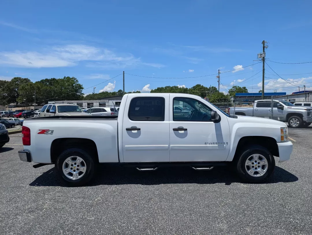 2008 /Ebony Chevrolet Silverado 1500 LT w/1LT (3GCEK13J58G) with an Other engine, located at 7000 Northlake Connector, Columbus, GA, 31904, (706) 987-8085, 32.524975, -84.978134 - Rev up your lifestyle with this rugged 2008 Chevrolet Silverado 1500 LT Crew Cab, perfect for weekend adventures, daily commutes, or even tackling tough jobs! At Gils Auto - Columbus #2, located at 7000 Northlake Connector, Columbus, GA 31904, we specialize in providing quality vehicles with flexibl - Photo#3