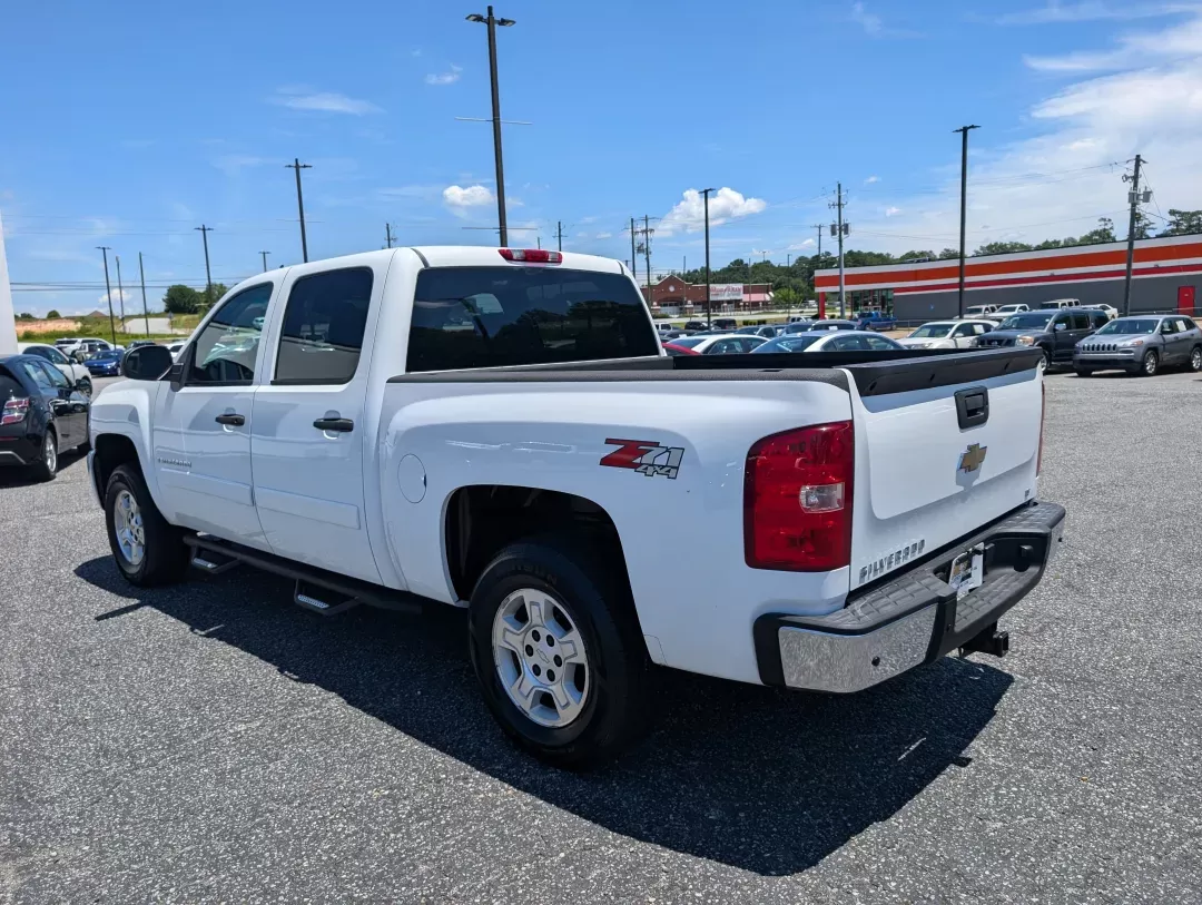 2008 /Ebony Chevrolet Silverado 1500 LT w/1LT (3GCEK13J58G) with an Other engine, located at 7000 Northlake Connector, Columbus, GA, 31904, (706) 987-8085, 32.524975, -84.978134 - Rev up your lifestyle with this rugged 2008 Chevrolet Silverado 1500 LT Crew Cab, perfect for weekend adventures, daily commutes, or even tackling tough jobs! At Gils Auto - Columbus #2, located at 7000 Northlake Connector, Columbus, GA 31904, we specialize in providing quality vehicles with flexibl - Photo#6