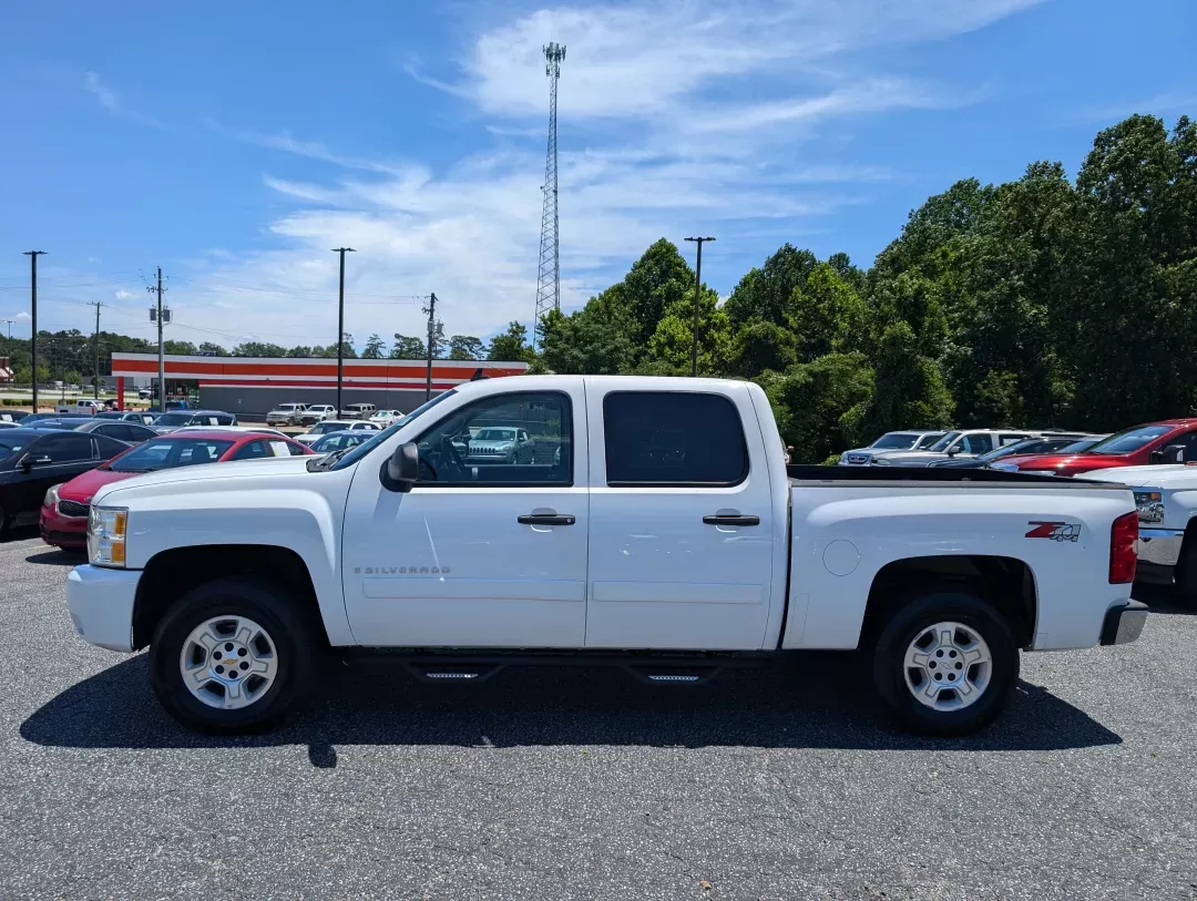 2008 /Ebony Chevrolet Silverado 1500 LT w/1LT (3GCEK13J58G) with an Other engine, located at 7000 Northlake Connector, Columbus, GA, 31904, (706) 987-8085, 32.524975, -84.978134 - Rev up your lifestyle with this rugged 2008 Chevrolet Silverado 1500 LT Crew Cab, perfect for weekend adventures, daily commutes, or even tackling tough jobs! At Gils Auto - Columbus #2, located at 7000 Northlake Connector, Columbus, GA 31904, we specialize in providing quality vehicles with flexibl - Photo#7