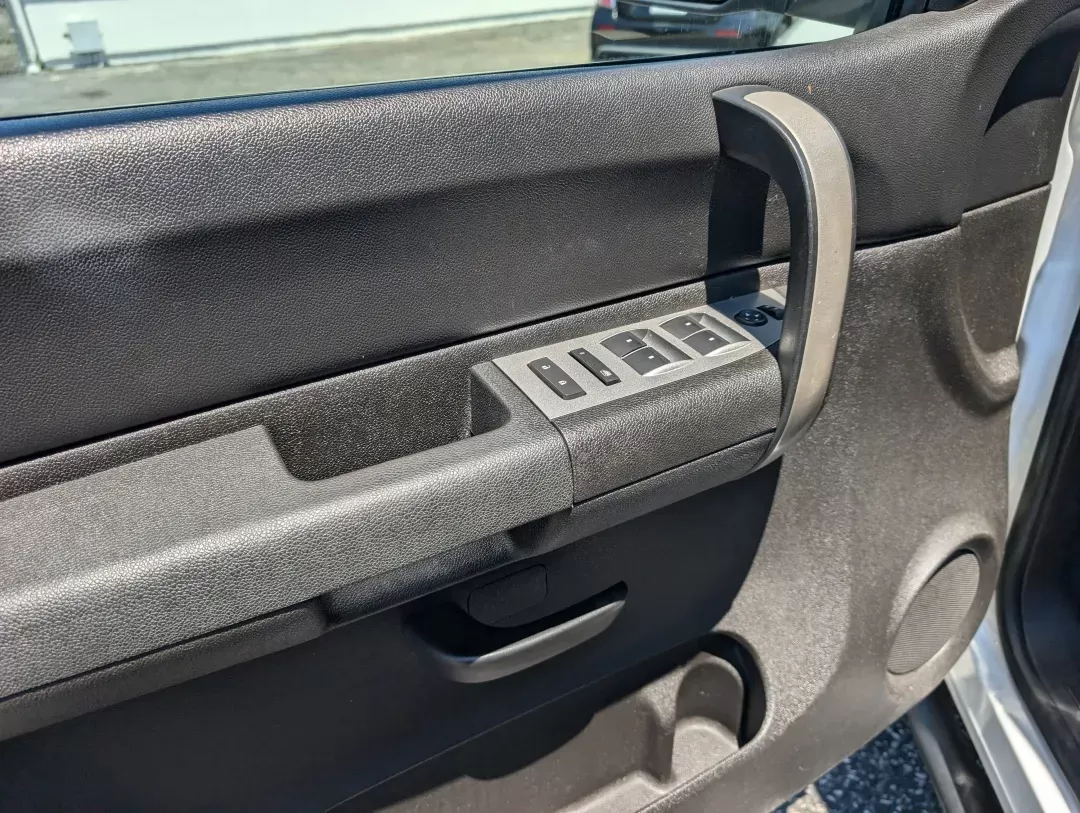 2008 /Ebony Chevrolet Silverado 1500 LT w/1LT (3GCEK13J58G) with an Other engine, located at 7000 Northlake Connector, Columbus, GA, 31904, (706) 987-8085, 32.524975, -84.978134 - Rev up your lifestyle with this rugged 2008 Chevrolet Silverado 1500 LT Crew Cab, perfect for weekend adventures, daily commutes, or even tackling tough jobs! At Gils Auto - Columbus #2, located at 7000 Northlake Connector, Columbus, GA 31904, we specialize in providing quality vehicles with flexibl - Photo#8
