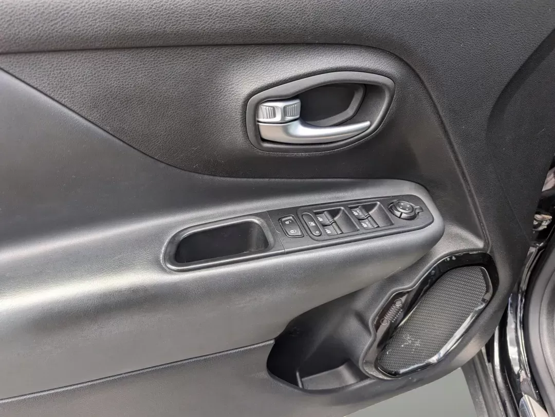 2019 /Black Jeep Renegade Altitude (ZACNJABB8KP) with an Other engine, located at 3959 U.S. 80 W, Phenix City, AL, 36870, (334) 297-4885, 32.469296, -85.135185 - **Adventure Awaits with This 2019 Jeep Renegade Altitude in Phenix City, AL!**<br /> <br /> Are you ready to elevate your driving experience? Whether you're commuting through the bustling streets of downtown Phenix City, planning weekend getaways, or simply enjoying family outings, this 2019 Jeep Re - Photo#8