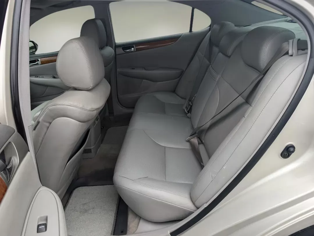 2006 Lexus ES 330 (JTHBA30GX65) with an Other engine, located at 3959 U.S. 80 W, Phenix City, AL, 36870, (334) 297-4885, 32.469296, -85.135185 - **Discover the Luxury of Reliable Driving with the 2006 Lexus ES 330 at Gils Auto!**<br /> <br /> Are you searching for a dependable sedan that combines luxury and practicality? Look no further! The 2006 Lexus ES 330 is the perfect choice for anyone who enjoys both a comfortable ride and the prestig - Photo#10
