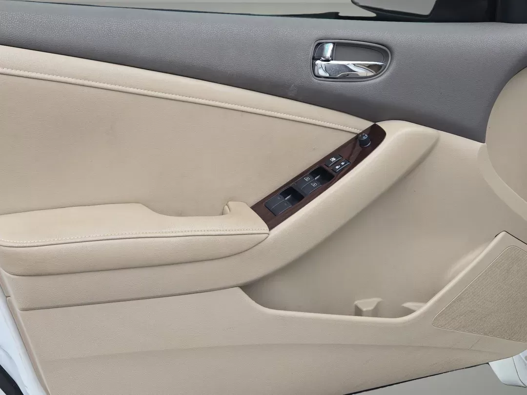 2012 /Blonde Nissan Altima 2.5 SL (1N4AL2AP9CN) with an Other engine, located at 3959 U.S. 80 W, Phenix City, AL, 36870, (334) 297-4885, 32.469296, -85.135185 - **Discover Your Next Adventure with the 2012 Nissan Altima 2.5 SL at Gils Auto!**<br /> <br /> Are you looking for a reliable sedan that combines style, comfort, and cutting-edge technology? Whether you're commuting to work, taking the kids to school, or heading out for weekend getaways, the 2012 Ni - Photo#9