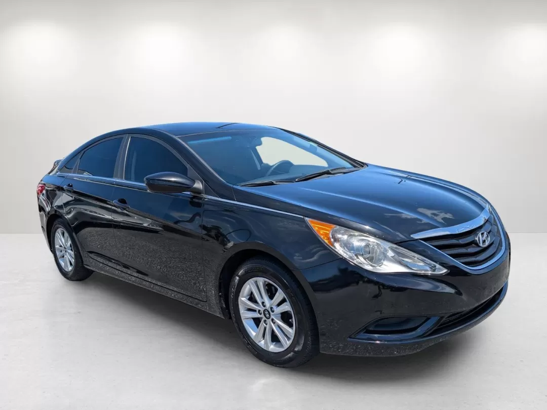 2013 /Gray Hyundai Sonata GLS (5NPEB4ACXDH) with an Other engine, located at 3959 U.S. 80 W, Phenix City, AL, 36870, (334) 297-4885, 32.469296, -85.135185 - Elevate your daily commute with the perfect blend of style, comfort, and reliability found in this 2013 Hyundai Sonata GLS, available now at Gils Auto in Phenix City, AL. Whether you're navigating the bustling streets of nearby neighborhoods like Lakewood or Crescent Heights, or heading out for a we - Photo#3