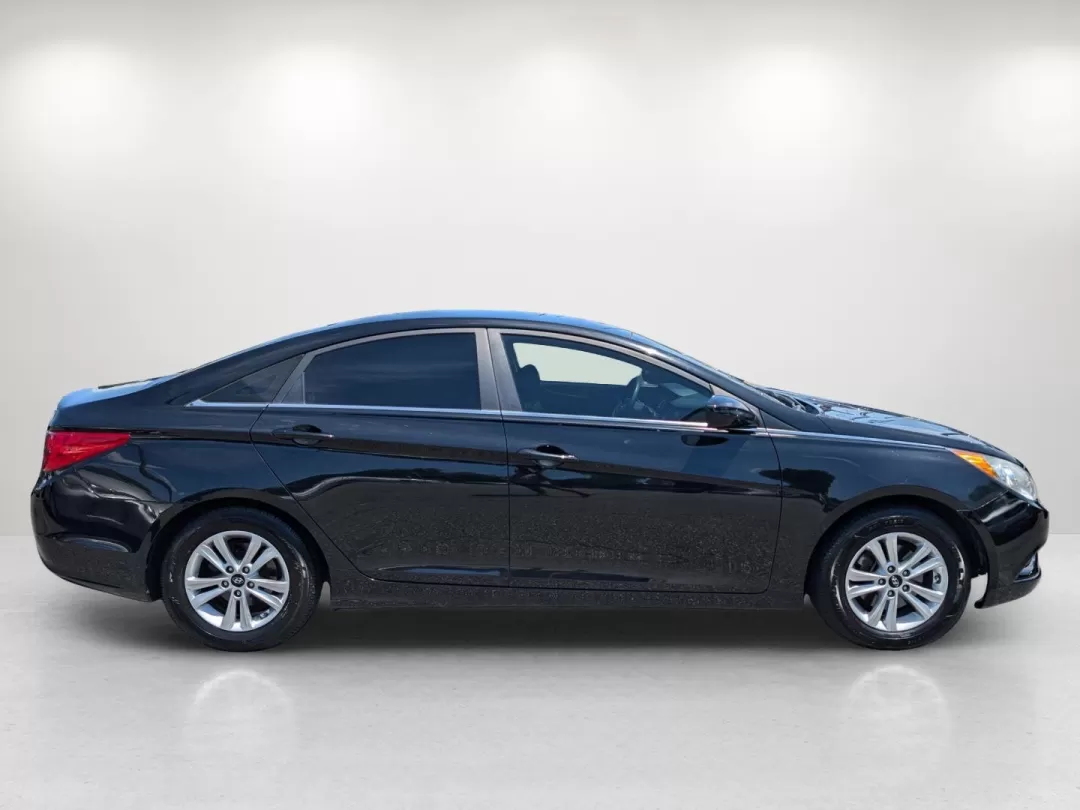 2013 /Gray Hyundai Sonata GLS (5NPEB4ACXDH) with an Other engine, located at 3959 U.S. 80 W, Phenix City, AL, 36870, (334) 297-4885, 32.469296, -85.135185 - Elevate your daily commute with the perfect blend of style, comfort, and reliability found in this 2013 Hyundai Sonata GLS, available now at Gils Auto in Phenix City, AL. Whether you're navigating the bustling streets of nearby neighborhoods like Lakewood or Crescent Heights, or heading out for a we - Photo#4
