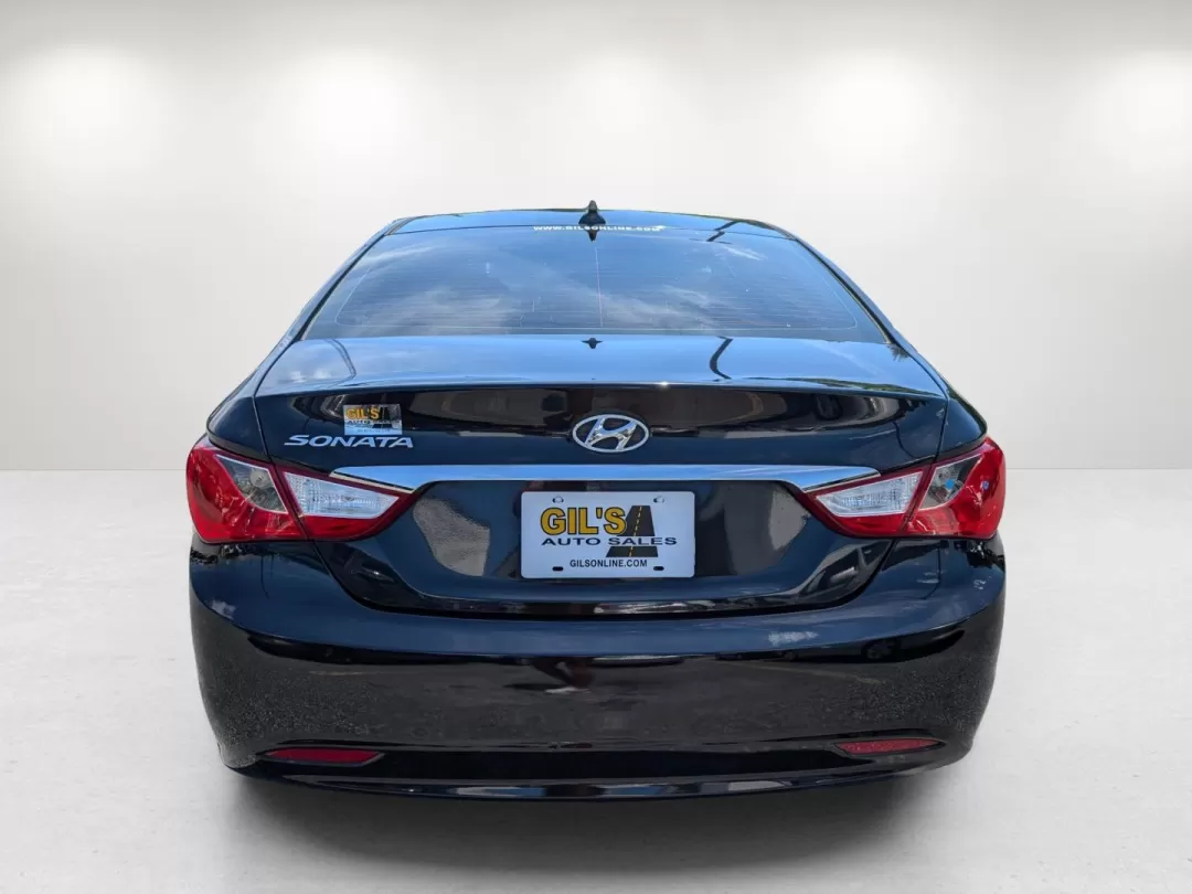 2013 /Gray Hyundai Sonata GLS (5NPEB4ACXDH) with an Other engine, located at 3959 U.S. 80 W, Phenix City, AL, 36870, (334) 297-4885, 32.469296, -85.135185 - Elevate your daily commute with the perfect blend of style, comfort, and reliability found in this 2013 Hyundai Sonata GLS, available now at Gils Auto in Phenix City, AL. Whether you're navigating the bustling streets of nearby neighborhoods like Lakewood or Crescent Heights, or heading out for a we - Photo#6