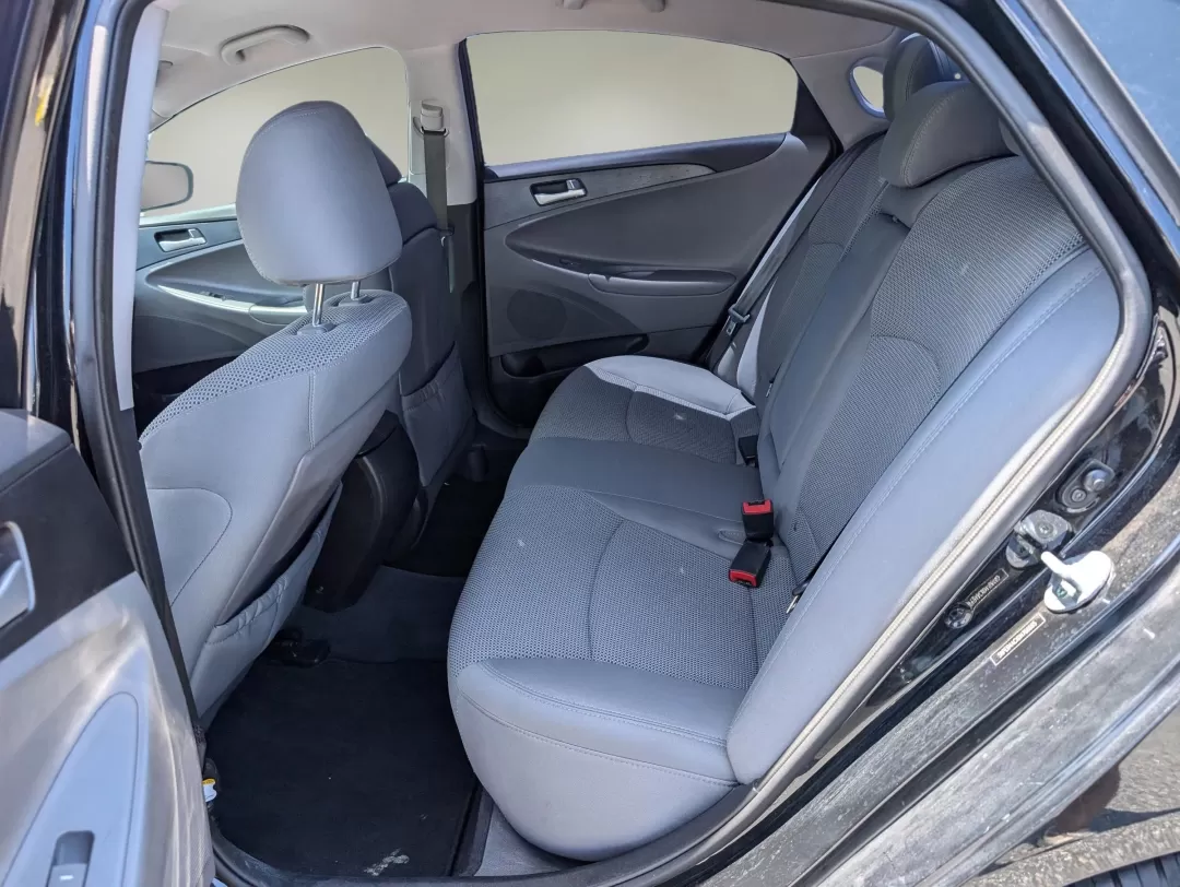 2013 /Gray Hyundai Sonata GLS (5NPEB4ACXDH) with an Other engine, located at 3959 U.S. 80 W, Phenix City, AL, 36870, (334) 297-4885, 32.469296, -85.135185 - Elevate your daily commute with the perfect blend of style, comfort, and reliability found in this 2013 Hyundai Sonata GLS, available now at Gils Auto in Phenix City, AL. Whether you're navigating the bustling streets of nearby neighborhoods like Lakewood or Crescent Heights, or heading out for a we - Photo#11