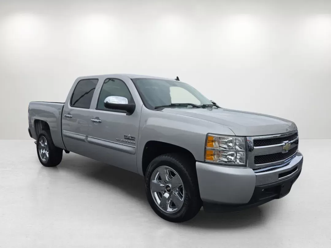 2010 /Light Titanium/Ebony Chevrolet Silverado 1500 LT (3GCRCSE08AG) with an Other engine, located at 804 22nd Ave, Phenix City, AL, 36870, (334) 297-1860, 32.484749, -85.024475 - **Unleash Adventure with the 2010 Chevrolet Silverado 1500 LT! Perfect for Work or Play!**<br /> <br /> If you're on the hunt for a versatile, dependable vehicle that effortlessly transitions from work to weekend adventures, look no further than this stunning 2010 Chevrolet Silverado 1500 LT! Whethe - Photo#2