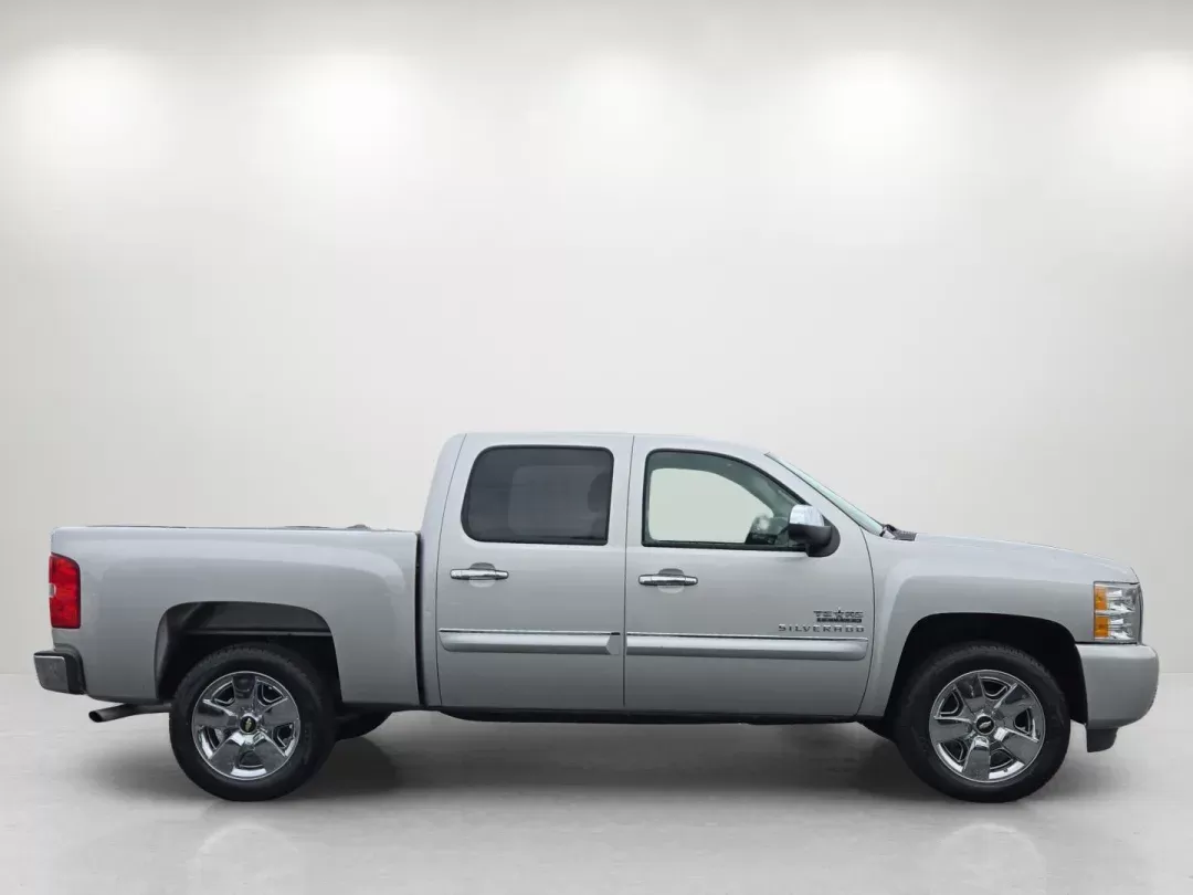 2010 /Light Titanium/Ebony Chevrolet Silverado 1500 LT (3GCRCSE08AG) with an Other engine, located at 804 22nd Ave, Phenix City, AL, 36870, (334) 297-1860, 32.484749, -85.024475 - **Unleash Adventure with the 2010 Chevrolet Silverado 1500 LT! Perfect for Work or Play!**<br /> <br /> If you're on the hunt for a versatile, dependable vehicle that effortlessly transitions from work to weekend adventures, look no further than this stunning 2010 Chevrolet Silverado 1500 LT! Whethe - Photo#3