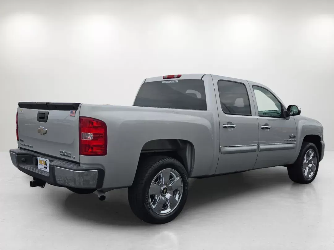 2010 /Light Titanium/Ebony Chevrolet Silverado 1500 LT (3GCRCSE08AG) with an Other engine, located at 804 22nd Ave, Phenix City, AL, 36870, (334) 297-1860, 32.484749, -85.024475 - **Unleash Adventure with the 2010 Chevrolet Silverado 1500 LT! Perfect for Work or Play!**<br /> <br /> If you're on the hunt for a versatile, dependable vehicle that effortlessly transitions from work to weekend adventures, look no further than this stunning 2010 Chevrolet Silverado 1500 LT! Whethe - Photo#4