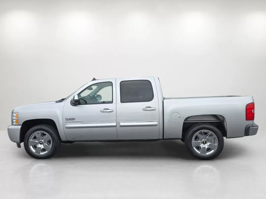 2010 /Light Titanium/Ebony Chevrolet Silverado 1500 LT (3GCRCSE08AG) with an Other engine, located at 804 22nd Ave, Phenix City, AL, 36870, (334) 297-1860, 32.484749, -85.024475 - **Unleash Adventure with the 2010 Chevrolet Silverado 1500 LT! Perfect for Work or Play!**<br /> <br /> If you're on the hunt for a versatile, dependable vehicle that effortlessly transitions from work to weekend adventures, look no further than this stunning 2010 Chevrolet Silverado 1500 LT! Whethe - Photo#7