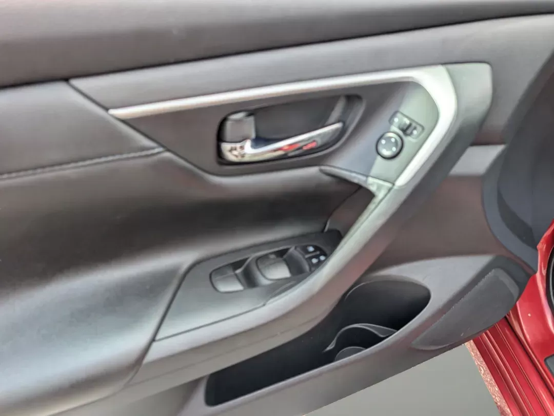 2016 /Charcoal Nissan Altima 2.5 SR (1N4AL3AP9GC) with an Other engine, located at 804 22nd Ave, Phenix City, AL, 36870, (334) 297-1860, 32.484749, -85.024475 - **Elevate Your Daily Drives with the 2016 Nissan Altima 2.5 SR** <br /> Are you in search of a reliable sedan that perfectly balances style, comfort, and performance? Look no further than the 2016 Nissan Altima 2.5 SR! Whether you're commuting to work, running errands in Phenix City, AL, or embarki - Photo#8