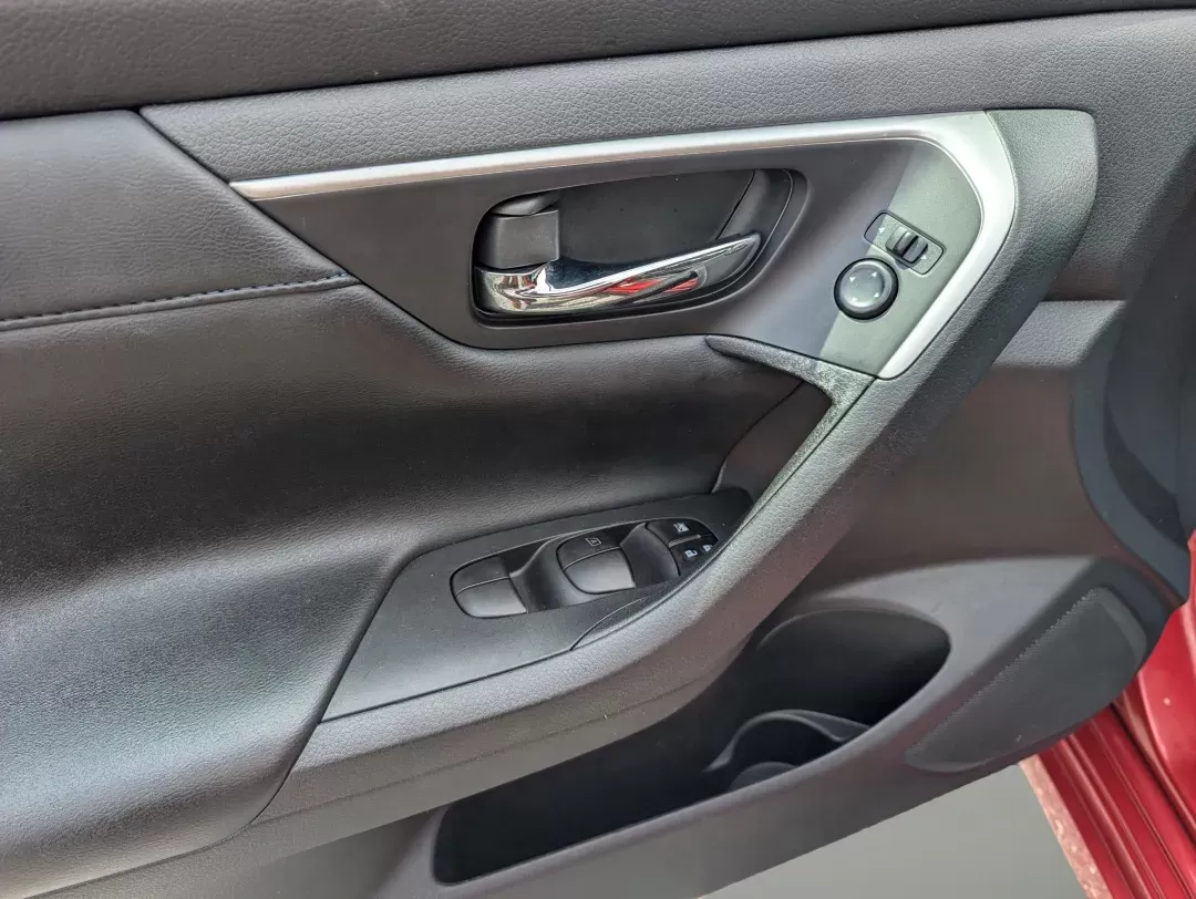 2016 /Charcoal Nissan Altima 2.5 SR (1N4AL3AP9GC) with an Other engine, located at 804 22nd Ave, Phenix City, AL, 36870, (334) 297-1860, 32.484749, -85.024475 - **Elevate Your Daily Drives with the 2016 Nissan Altima 2.5 SR** <br /> Are you in search of a reliable sedan that perfectly balances style, comfort, and performance? Look no further than the 2016 Nissan Altima 2.5 SR! Whether you're commuting to work, running errands in Phenix City, AL, or embarki - Photo#9