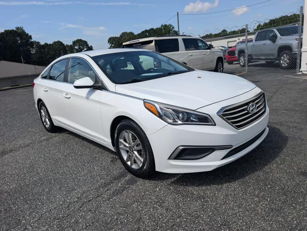 2017 /Gray Hyundai Sonata SE (5NPE24AF5HH) with an Other engine, located at 3959 U.S. 80 W, Phenix City, AL, 36870, (334) 297-4885, 32.469296, -85.135185 - **Discover the Perfect Sedan for Your Lifestyle: 2017 Hyundai Sonata SE at Gils Auto - Phenix City**<br /> <br /> Are you in search of a dependable vehicle to elevate your daily commute or weekend adventures? Look no further than this stunning 2017 Hyundai Sonata SE, available now at Gils Auto in Ph - Photo#2