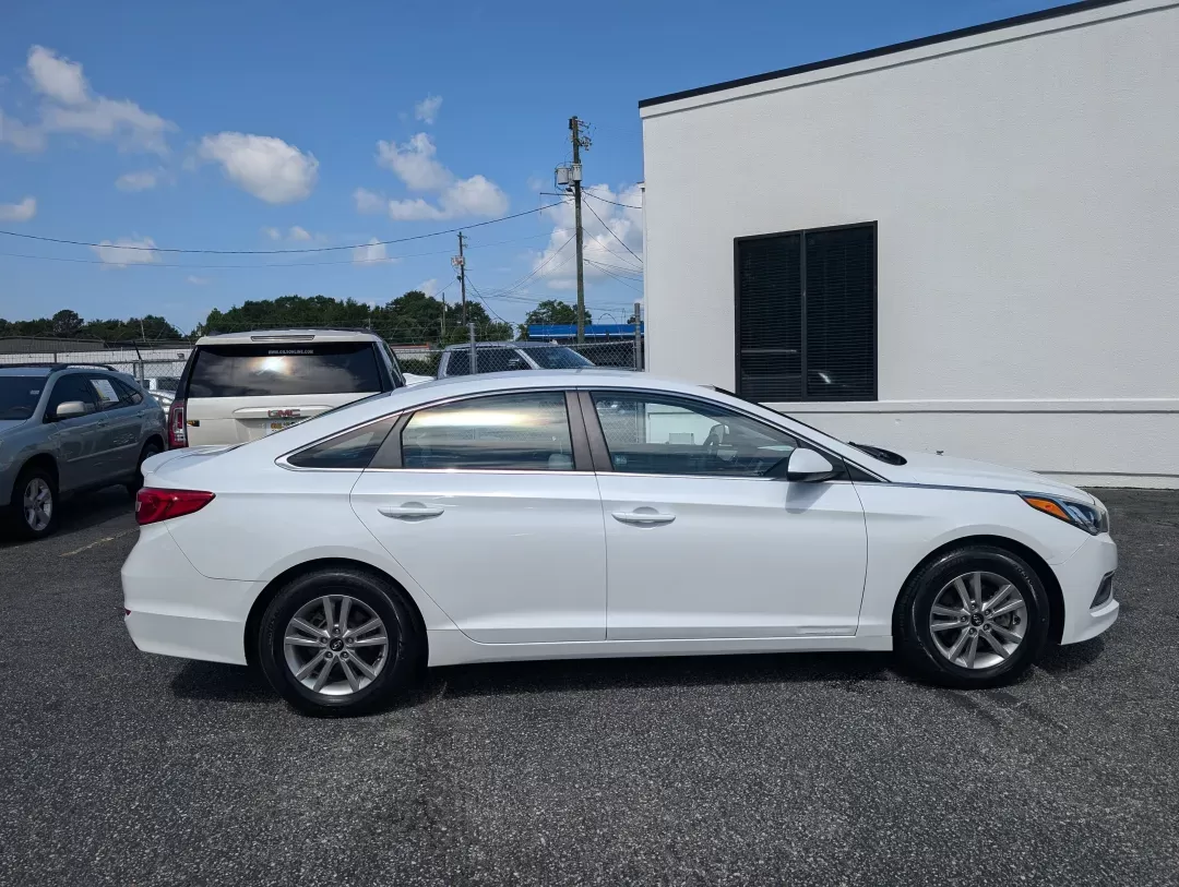 2017 /Gray Hyundai Sonata SE (5NPE24AF5HH) with an Other engine, located at 3959 U.S. 80 W, Phenix City, AL, 36870, (334) 297-4885, 32.469296, -85.135185 - **Discover the Perfect Sedan for Your Lifestyle: 2017 Hyundai Sonata SE at Gils Auto - Phenix City**<br /> <br /> Are you in search of a dependable vehicle to elevate your daily commute or weekend adventures? Look no further than this stunning 2017 Hyundai Sonata SE, available now at Gils Auto in Ph - Photo#3