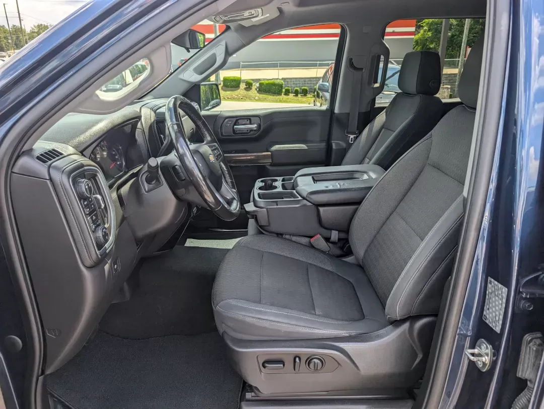 2019 /Jet Black Chevrolet Silverado 1500 LT (3GCUYDED8KG) with an Other engine, located at 3959 U.S. 80 W, Phenix City, AL, 36870, (334) 297-4885, 32.469296, -85.135185 - Discover the thrill of adventure with this 2019 Chevrolet Silverado 1500 LT, a pickup truck designed for those who crave both ruggedness and comfort, perfect for weekend getaways or daily commuting in Phenix City, AL. Whether you're a growing family needing extra space or a weekend warrior ready for - Photo#9