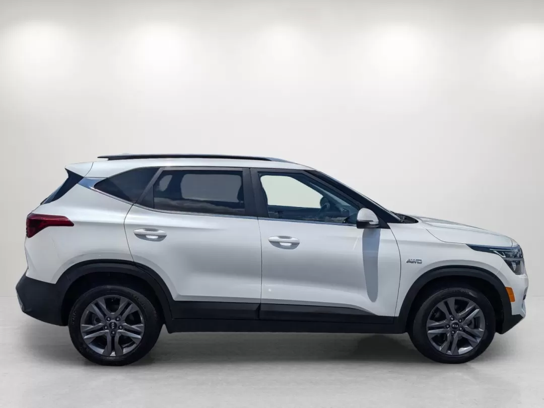 2021 /Black Kia Seltos S (KNDEUCAA3M7) with an Other engine, located at 3959 U.S. 80 W, Phenix City, AL, 36870, (334) 297-4885, 32.469296, -85.135185 - **Discover Your Next Adventure with the 2021 Kia Seltos AWD at Gils Auto!**<br /> <br /> Are you ready to elevate your lifestyle with a vehicle that seamlessly blends style, comfort, and functionality? The 2021 Kia Seltos AWD is perfect for those seeking an adventurous spirit while maintaining the p - Photo#4
