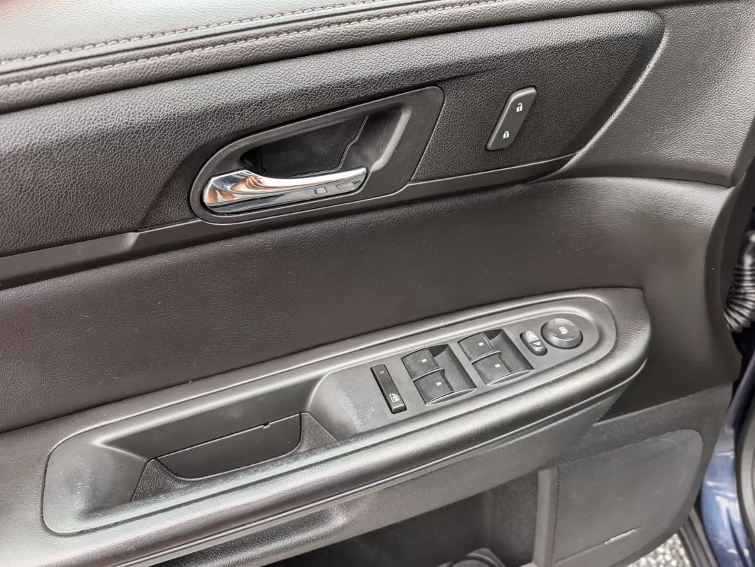 2015 /Ebony Chevrolet Traverse LT (1GNKRHKD0FJ) with an Other engine, located at 3959 U.S. 80 W, Phenix City, AL, 36870, (334) 297-4885, 32.469296, -85.135185 - ### Discover Your New Family Adventure with the 2015 Chevrolet Traverse LT at Gils Auto!<br /> <br /> If you're searching for the ultimate family SUV that combines comfort, space, and reliability, look no further than the stunning 2015 Chevrolet Traverse LT available at Gils Auto in Phenix City, AL. - Photo#9