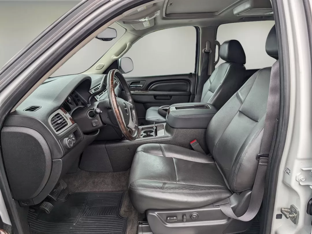 2013 /Ebony GMC Yukon XL Denali (1GKS2MEF2DR) with an Other engine, located at 3959 U.S. 80 W, Phenix City, AL, 36870, (334) 297-4885, 32.469296, -85.135185 - **Adventure Awaits with the 2013 GMC Yukon XL Denali!**<br /> <br /> Are you searching for a vehicle that can seamlessly transition from school drop-offs to weekend family adventures? Look no further than this stunning 2013 GMC Yukon XL Denali, available now at Gils Auto in Phenix City, AL. This spa - Photo#9