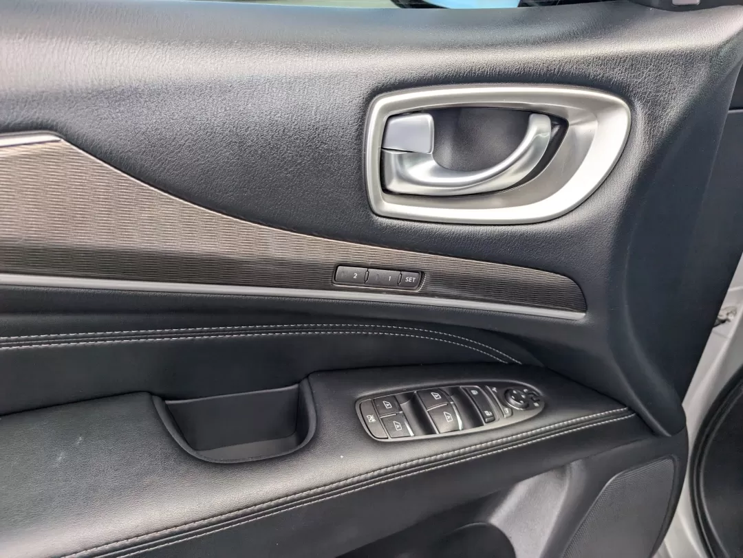 2017 /Graphite Infiniti QX60 (5N1DL0MM6HC) with an Other engine, located at 3959 U.S. 80 W, Phenix City, AL, 36870, (334) 297-4885, 32.469296, -85.135185 - **Discover Your Adventure with the 2017 Infiniti QX60 AWD at Gils Auto!**<br /> <br /> Are you looking for a versatile SUV that can handle the demands of a busy lifestyle while providing a touch of luxury? Look no further than this stunning 2017 Infiniti QX60, now available at Gils Auto in Phenix Ci - Photo#9