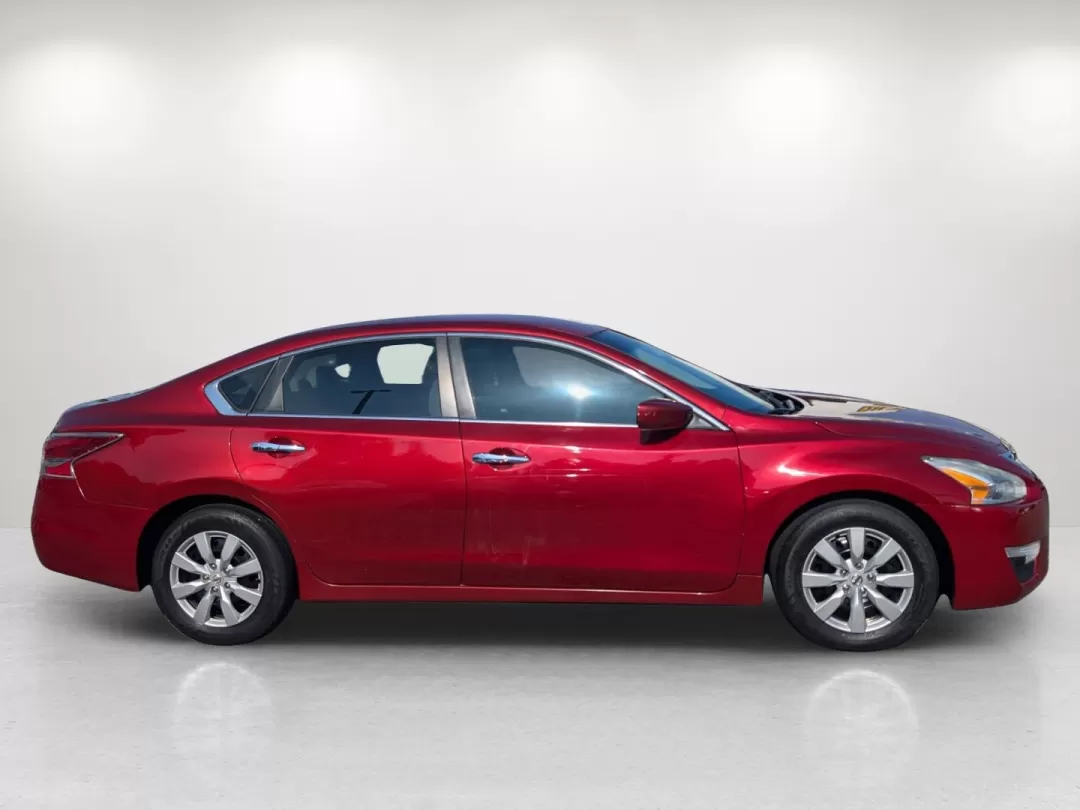 2015 Nissan Altima 2.5 S (1N4AL3AP1FN) with an Other engine, located at 7000 Northlake Connector, Columbus, GA, 31904, (706) 987-8085, 32.524975, -84.978134 - Elevate your daily drive with this stylish and reliable 2015 Nissan Altima, perfect for budget-conscious buyers looking for a dependable sedan that doesn't compromise on comfort or performance. At Gils Auto, located at 3959 U.S. 80 W, Phenix City, AL 36870, we specialize in providing a wide range of - Photo#3