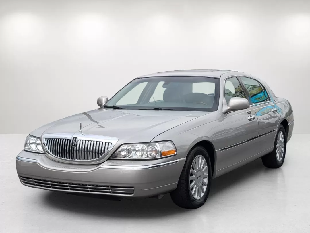2005 Lincoln Town Car Signature Limited (1LNHM82W75Y) with an Other engine, located at 3959 U.S. 80 W, Phenix City, AL, 36870, (334) 297-4885, 32.469296, -85.135185 - 2005 Lincoln Town Car Signature Limited - Photo#1