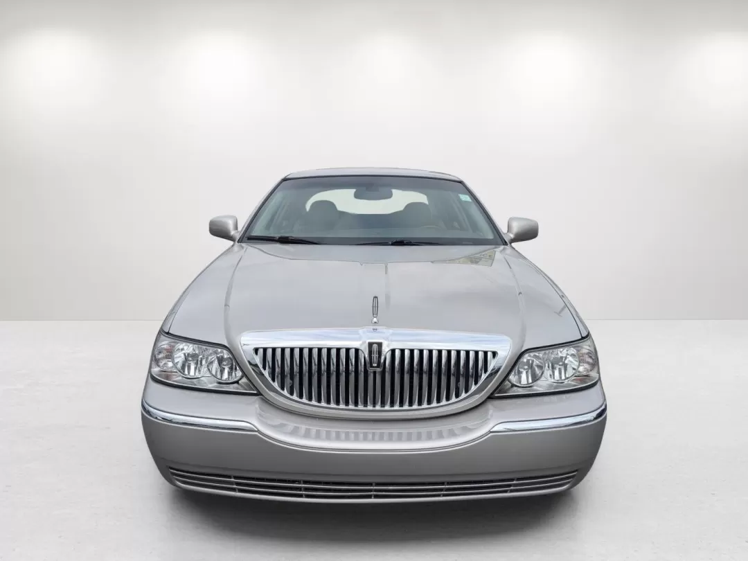 2005 Lincoln Town Car Signature Limited (1LNHM82W75Y) with an Other engine, located at 3959 U.S. 80 W, Phenix City, AL, 36870, (334) 297-4885, 32.469296, -85.135185 - 2005 Lincoln Town Car Signature Limited - Photo#2