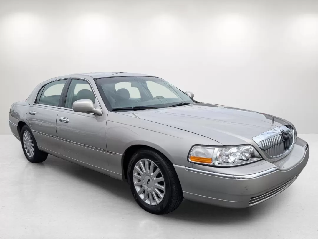 2005 Lincoln Town Car Signature Limited (1LNHM82W75Y) with an Other engine, located at 3959 U.S. 80 W, Phenix City, AL, 36870, (334) 297-4885, 32.469296, -85.135185 - 2005 Lincoln Town Car Signature Limited - Photo#3