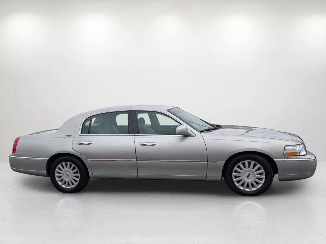2005 Lincoln Town Car Signature Limited (1LNHM82W75Y) with an Other engine, located at 3959 U.S. 80 W, Phenix City, AL, 36870, (334) 297-4885, 32.469296, -85.135185 - 2005 Lincoln Town Car Signature Limited - Photo#4