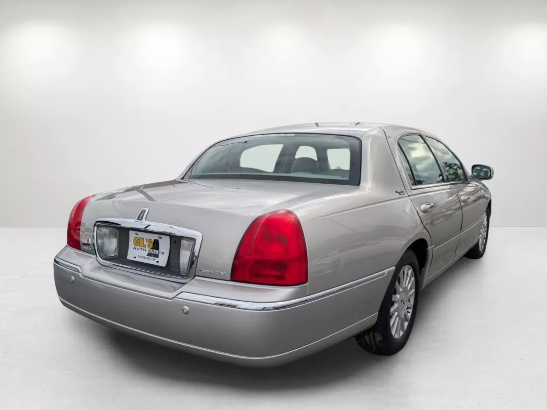 2005 Lincoln Town Car Signature Limited (1LNHM82W75Y) with an Other engine, located at 3959 U.S. 80 W, Phenix City, AL, 36870, (334) 297-4885, 32.469296, -85.135185 - 2005 Lincoln Town Car Signature Limited - Photo#5
