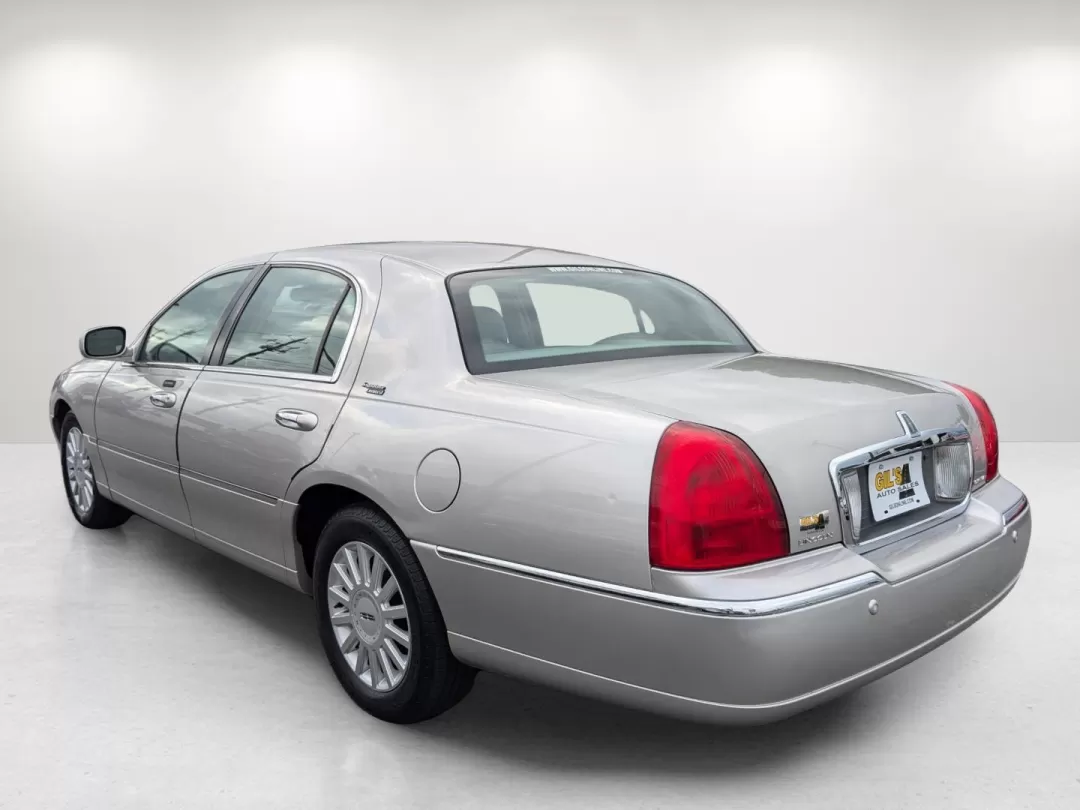 2005 Lincoln Town Car Signature Limited (1LNHM82W75Y) with an Other engine, located at 3959 U.S. 80 W, Phenix City, AL, 36870, (334) 297-4885, 32.469296, -85.135185 - 2005 Lincoln Town Car Signature Limited - Photo#7