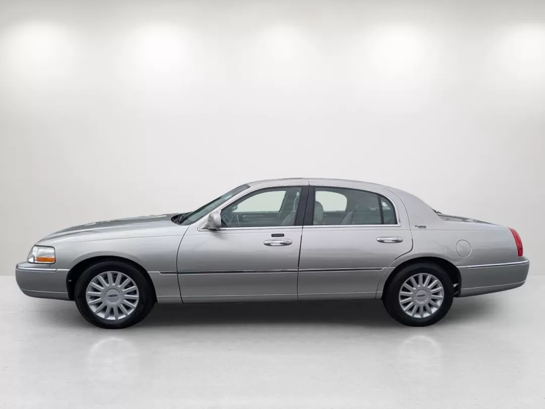 2005 Lincoln Town Car Signature Limited (1LNHM82W75Y) with an Other engine, located at 3959 U.S. 80 W, Phenix City, AL, 36870, (334) 297-4885, 32.469296, -85.135185 - 2005 Lincoln Town Car Signature Limited - Photo#8