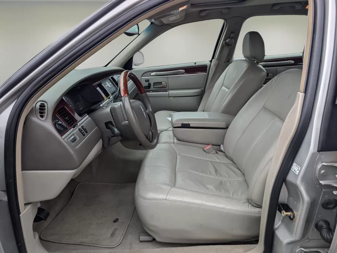 2005 Lincoln Town Car Signature Limited (1LNHM82W75Y) with an Other engine, located at 3959 U.S. 80 W, Phenix City, AL, 36870, (334) 297-4885, 32.469296, -85.135185 - 2005 Lincoln Town Car Signature Limited - Photo#10