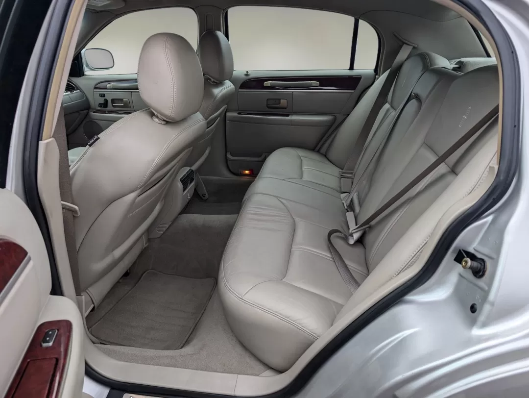 2005 Lincoln Town Car Signature Limited (1LNHM82W75Y) with an Other engine, located at 3959 U.S. 80 W, Phenix City, AL, 36870, (334) 297-4885, 32.469296, -85.135185 - 2005 Lincoln Town Car Signature Limited - Photo#11