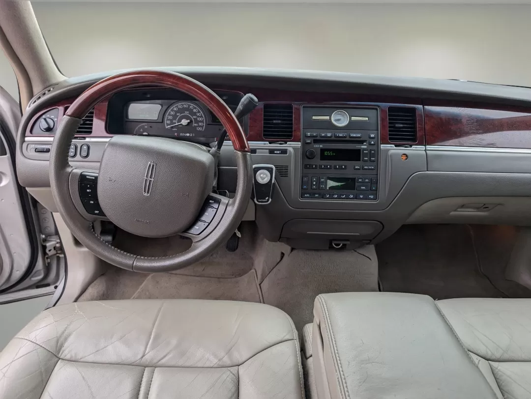 2005 Lincoln Town Car Signature Limited (1LNHM82W75Y) with an Other engine, located at 3959 U.S. 80 W, Phenix City, AL, 36870, (334) 297-4885, 32.469296, -85.135185 - 2005 Lincoln Town Car Signature Limited - Photo#12