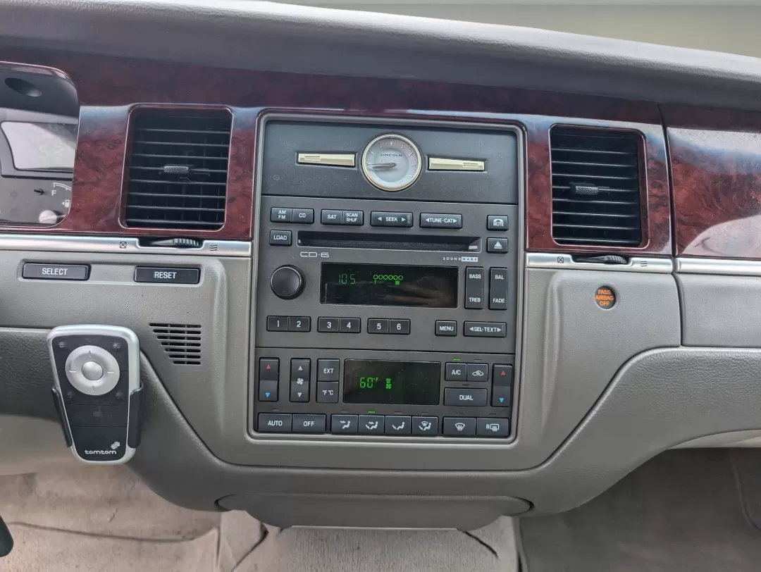 2005 Lincoln Town Car Signature Limited (1LNHM82W75Y) with an Other engine, located at 3959 U.S. 80 W, Phenix City, AL, 36870, (334) 297-4885, 32.469296, -85.135185 - 2005 Lincoln Town Car Signature Limited - Photo#13