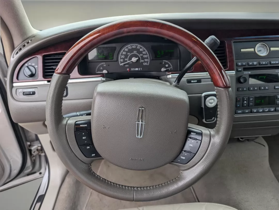 2005 Lincoln Town Car Signature Limited (1LNHM82W75Y) with an Other engine, located at 3959 U.S. 80 W, Phenix City, AL, 36870, (334) 297-4885, 32.469296, -85.135185 - 2005 Lincoln Town Car Signature Limited - Photo#17