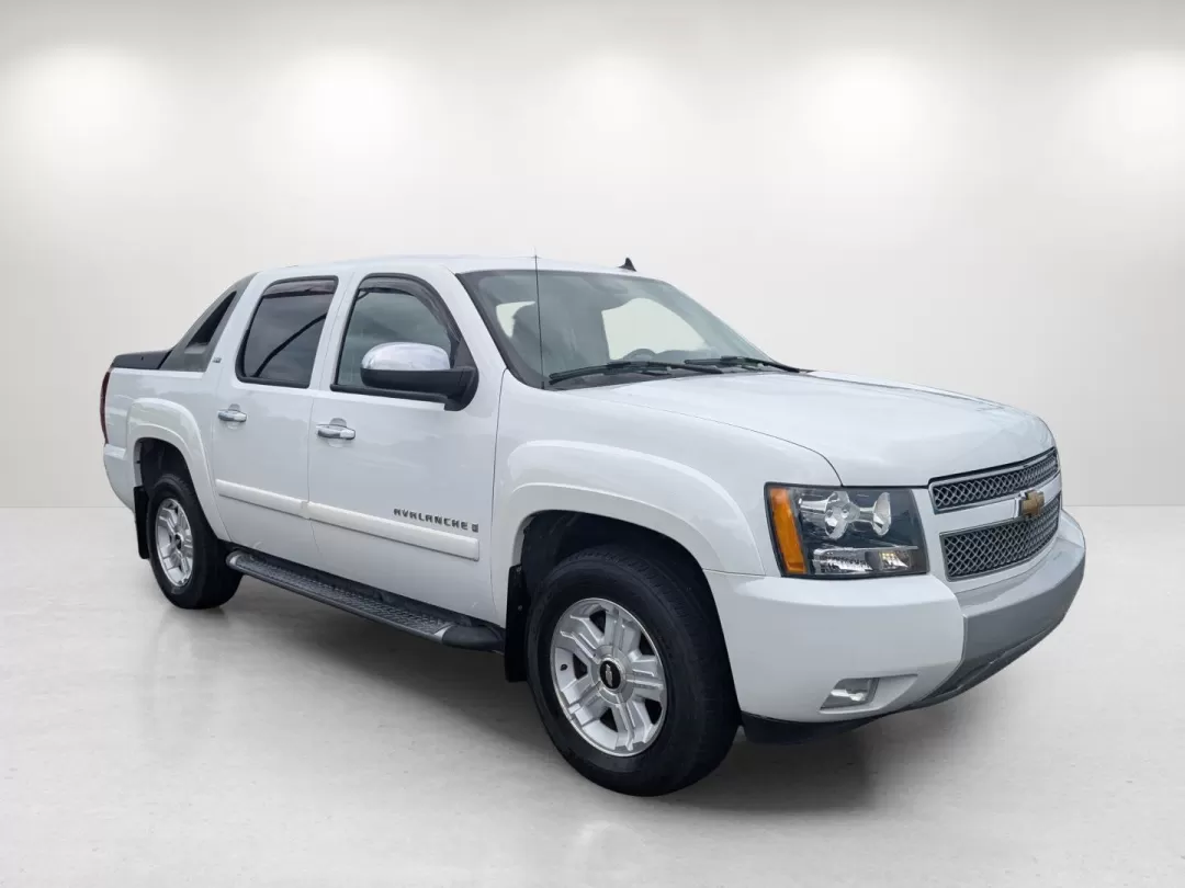 2007 /Light Titanium/Ebony Chevrolet Avalanche LT w/2LT (3GNFK12317G) with an Other engine, located at 1430 Gateway Drive, Opelika, AL, 36801, (334) 239-0944, 32.637871, -85.409790 - ### Explore New Adventures with the 2007 Chevrolet Avalanche LT at Gils Auto in Phenix City!<br /> <br /> Are you looking for the perfect vehicle that combines reliability, versatility, and comfort for your family adventures or daily commuting? Look no further than the 2007 Chevrolet Avalanche LT, n - Photo#2