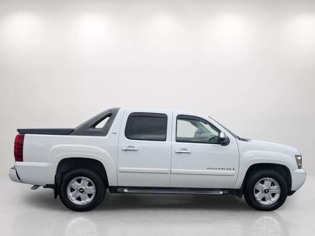 2007 /Light Titanium/Ebony Chevrolet Avalanche LT w/2LT (3GNFK12317G) with an Other engine, located at 1430 Gateway Drive, Opelika, AL, 36801, (334) 239-0944, 32.637871, -85.409790 - ### Explore New Adventures with the 2007 Chevrolet Avalanche LT at Gils Auto in Phenix City!<br /> <br /> Are you looking for the perfect vehicle that combines reliability, versatility, and comfort for your family adventures or daily commuting? Look no further than the 2007 Chevrolet Avalanche LT, n - Photo#3