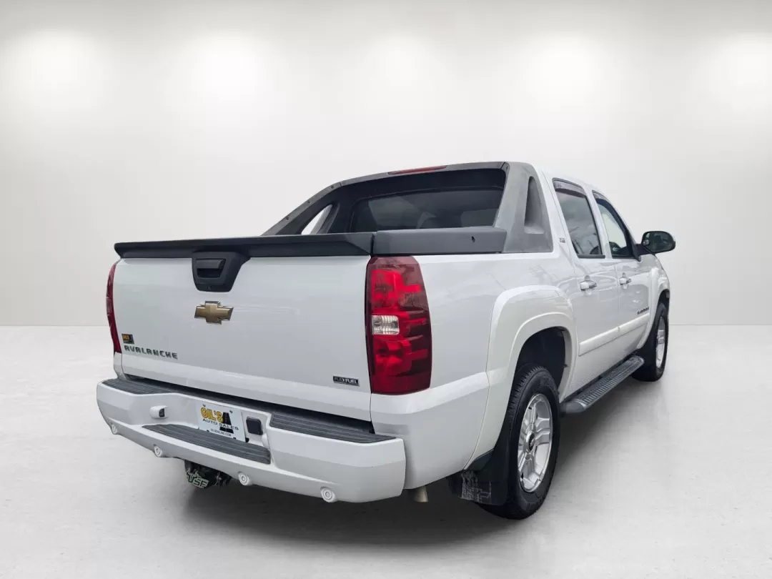 2007 /Light Titanium/Ebony Chevrolet Avalanche LT w/2LT (3GNFK12317G) with an Other engine, located at 1430 Gateway Drive, Opelika, AL, 36801, (334) 239-0944, 32.637871, -85.409790 - ### Explore New Adventures with the 2007 Chevrolet Avalanche LT at Gils Auto in Phenix City!<br /> <br /> Are you looking for the perfect vehicle that combines reliability, versatility, and comfort for your family adventures or daily commuting? Look no further than the 2007 Chevrolet Avalanche LT, n - Photo#4