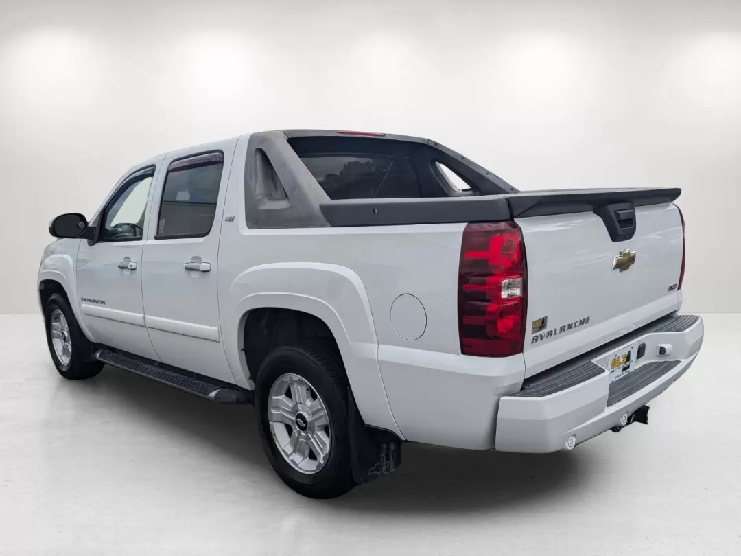 2007 /Light Titanium/Ebony Chevrolet Avalanche LT w/2LT (3GNFK12317G) with an Other engine, located at 1430 Gateway Drive, Opelika, AL, 36801, (334) 239-0944, 32.637871, -85.409790 - ### Explore New Adventures with the 2007 Chevrolet Avalanche LT at Gils Auto in Phenix City!<br /> <br /> Are you looking for the perfect vehicle that combines reliability, versatility, and comfort for your family adventures or daily commuting? Look no further than the 2007 Chevrolet Avalanche LT, n - Photo#6
