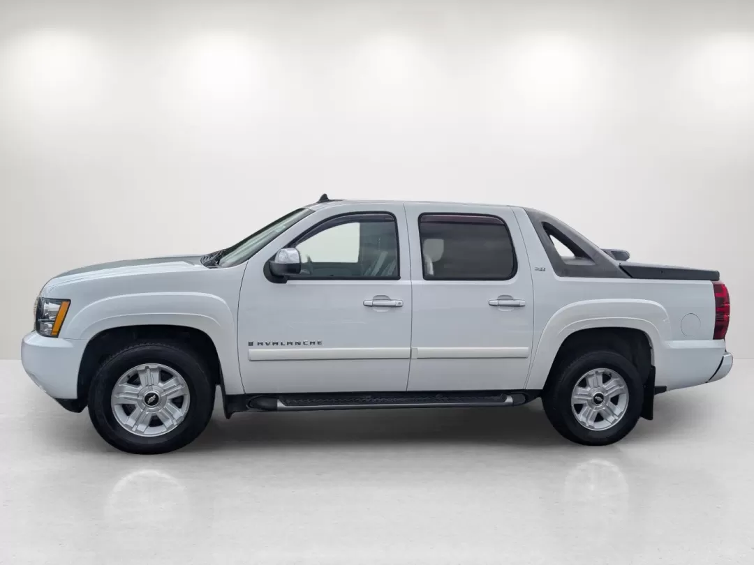 2007 /Light Titanium/Ebony Chevrolet Avalanche LT w/2LT (3GNFK12317G) with an Other engine, located at 1430 Gateway Drive, Opelika, AL, 36801, (334) 239-0944, 32.637871, -85.409790 - ### Explore New Adventures with the 2007 Chevrolet Avalanche LT at Gils Auto in Phenix City!<br /> <br /> Are you looking for the perfect vehicle that combines reliability, versatility, and comfort for your family adventures or daily commuting? Look no further than the 2007 Chevrolet Avalanche LT, n - Photo#7