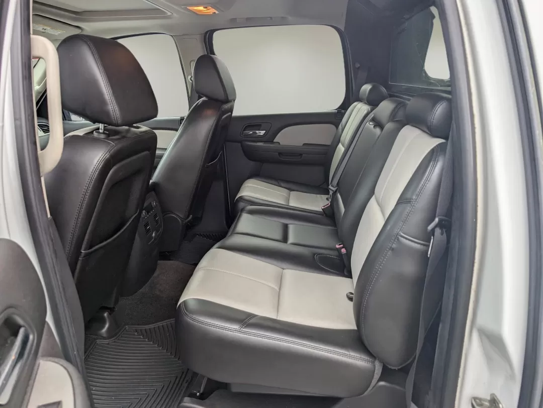 2007 /Light Titanium/Ebony Chevrolet Avalanche LT w/2LT (3GNFK12317G) with an Other engine, located at 1430 Gateway Drive, Opelika, AL, 36801, (334) 239-0944, 32.637871, -85.409790 - ### Explore New Adventures with the 2007 Chevrolet Avalanche LT at Gils Auto in Phenix City!<br /> <br /> Are you looking for the perfect vehicle that combines reliability, versatility, and comfort for your family adventures or daily commuting? Look no further than the 2007 Chevrolet Avalanche LT, n - Photo#10