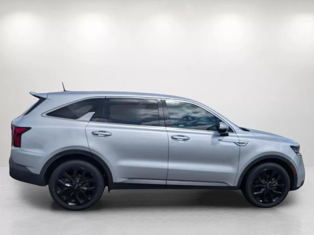 2022 /Black Kia Sorento LX (5XYRG4LC6NG) with an Other engine, located at 3959 U.S. 80 W, Phenix City, AL, 36870, (334) 297-4885, 32.469296, -85.135185 - **Discover Adventure in the 2022 Kia Sorento LX Perfect for Families and Weekend Explorers!**<br /> <br /> Embrace every journey with the 2022 Kia Sorento LX, a versatile SUV designed to cater to growing families and adventurous individuals alike. Whether you're planning a weekend getaway to Lake H - Photo#3