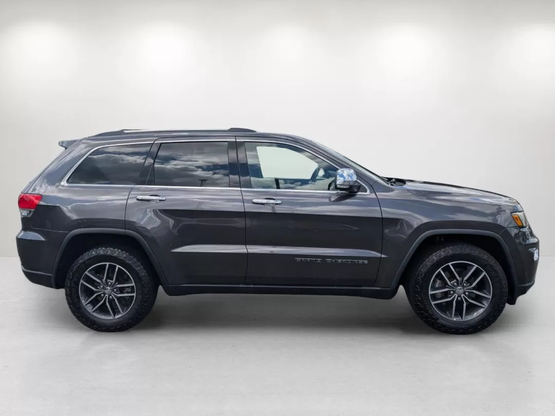 2017 /Black Jeep Grand Cherokee Limited (1C4RJEBGXHC) with an Other engine, located at 7000 Northlake Connector, Columbus, GA, 31904, (706) 987-8085, 32.524975, -84.978134 - Discover your next adventure with the 2017 Jeep Grand Cherokee Limited, the perfect SUV for those who crave both style and functionality! Whether you're a growing family looking for a reliable vehicle, a daily commuter who needs comfort on the road, or an outdoor enthusiast ready to tackle weekend g - Photo#3