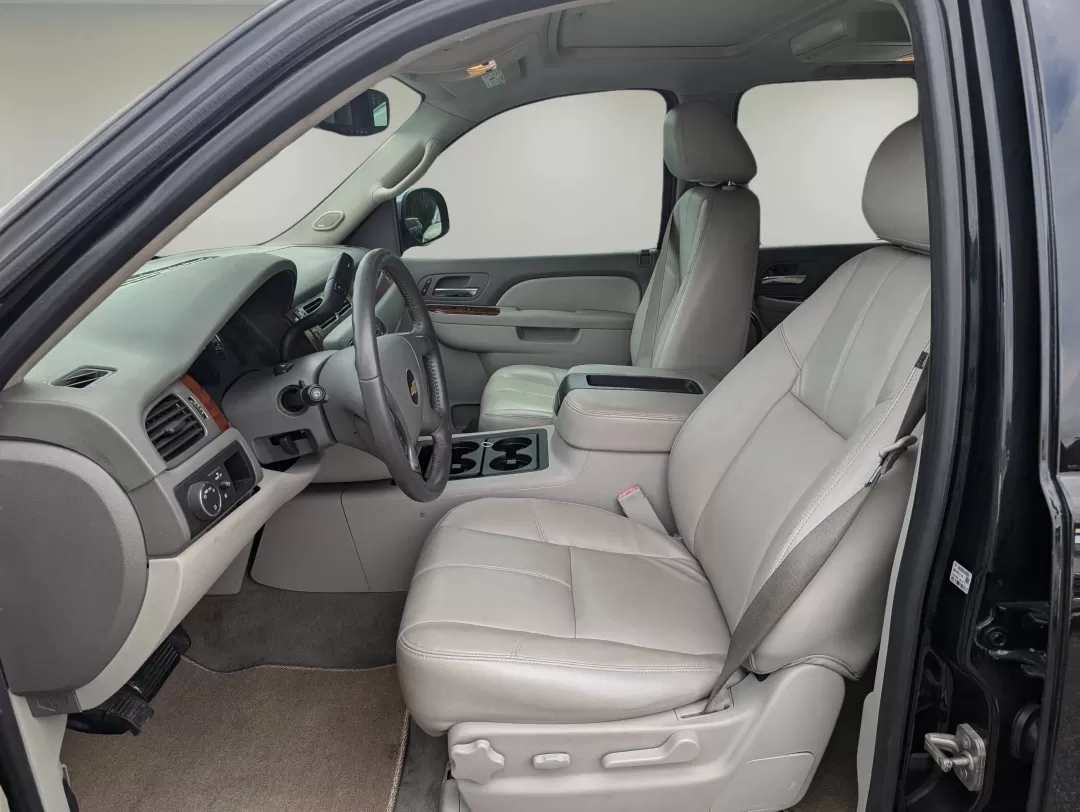 2014 /Light Titanium/Dark Titanium Chevrolet Suburban LT (1GNSCJE0XER) with an Other engine, located at 7000 Northlake Connector, Columbus, GA, 31904, (706) 987-8085, 32.524975, -84.978134 - **Adventure Awaits with the 2014 Chevrolet Suburban LT Perfect for Family Getaways and Daily Rides!**<br /> <br /> Are you searching for a versatile vehicle that can comfortably accommodate your growing family while also being perfect for weekend adventures? Look no further than the stunning 2014 C - Photo#8