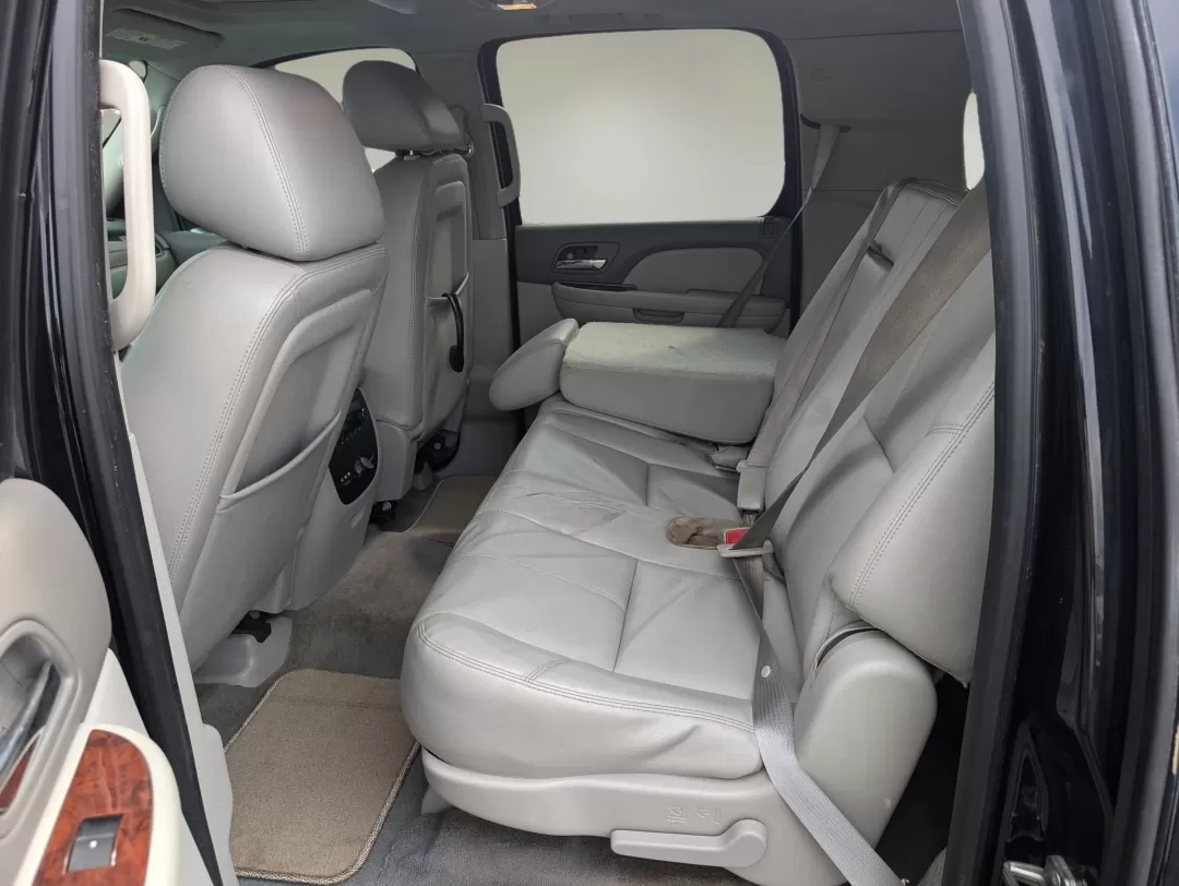 2014 /Light Titanium/Dark Titanium Chevrolet Suburban LT (1GNSCJE0XER) with an Other engine, located at 7000 Northlake Connector, Columbus, GA, 31904, (706) 987-8085, 32.524975, -84.978134 - **Adventure Awaits with the 2014 Chevrolet Suburban LT Perfect for Family Getaways and Daily Rides!**<br /> <br /> Are you searching for a versatile vehicle that can comfortably accommodate your growing family while also being perfect for weekend adventures? Look no further than the stunning 2014 C - Photo#9