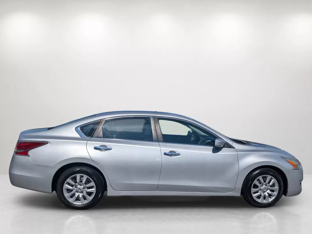 2015 /Charcoal Nissan Altima 2.5 S (1N4AL3AP2FC) with an Other engine, located at 3959 U.S. 80 W, Phenix City, AL, 36870, (334) 297-4885, 32.469296, -85.135185 - **Elevate Your Daily Commute with the 2015 Nissan Altima at Gils Auto!**<br /> <br /> Are you tired of your long daily drives feeling like a chore? If you're looking for a vehicle that enhances your commuting experience while offering style, comfort, and reliability, then the 2015 Nissan Altima 2.5 - Photo#3
